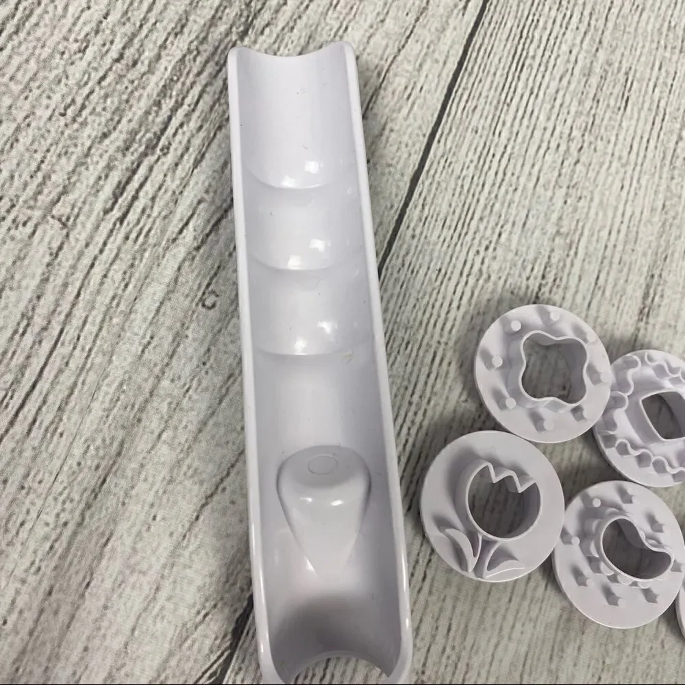 Wilton Fondant cutter & multi shape hand press